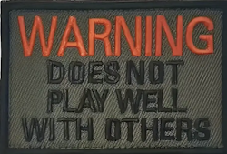Warning Does not play well with others - Grön - Patch