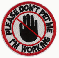 Please dont pet me - Im working - Hand - VIt/Röd - Rund - Patch