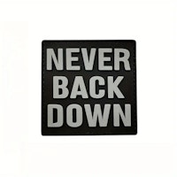 Never back down - Svart/Vit - Patch - PVC