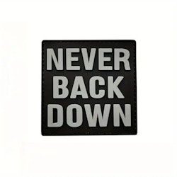 Never back down - Svart/Vit - Patch - PVC