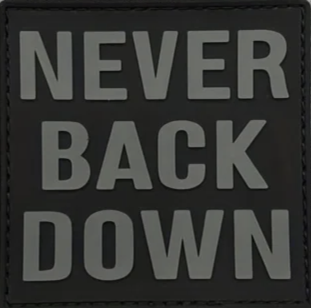 Never back down - Svart/Grå - Patch - PVC