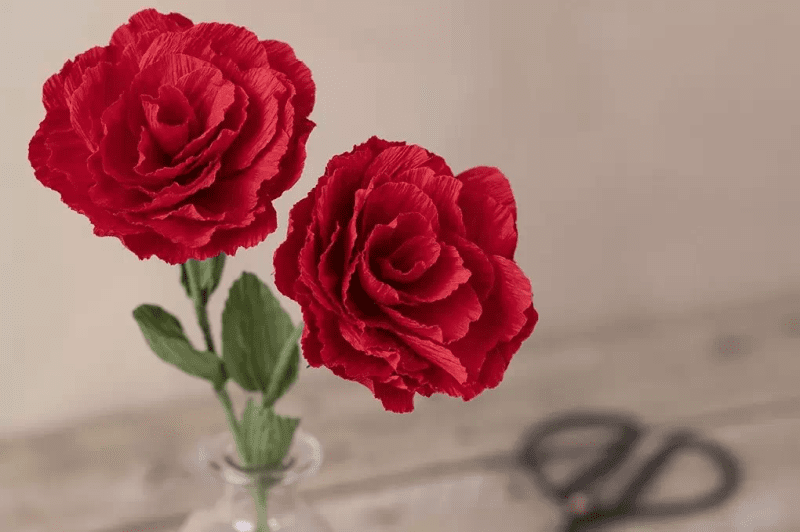 Skapa pappersblommor av kräpppaper - rosor