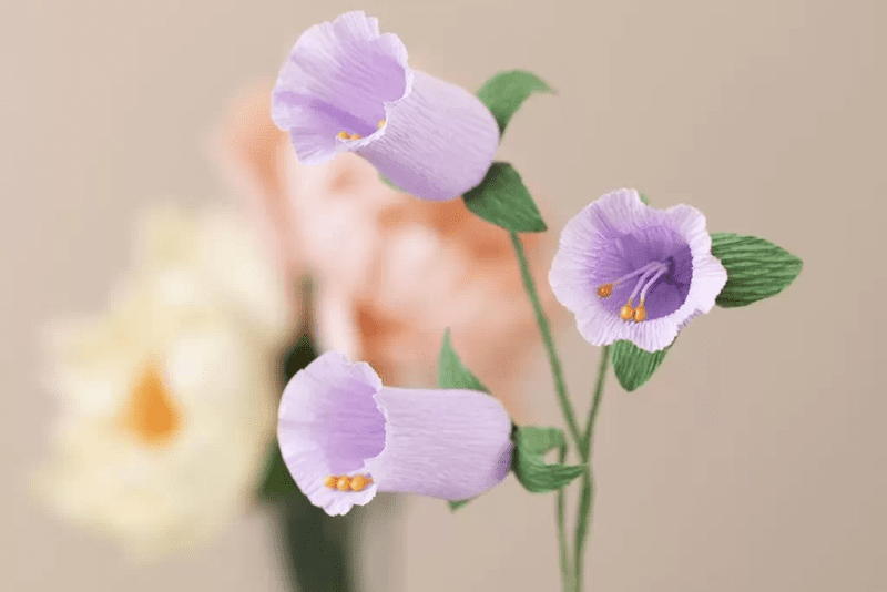 Skapa pappersblommor av kräppapper - klockformade