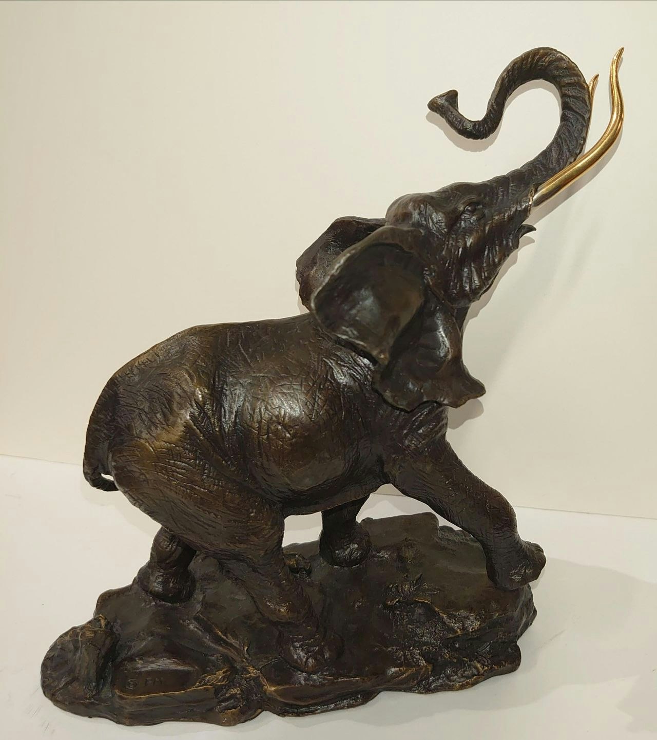 Elefant i bronse.