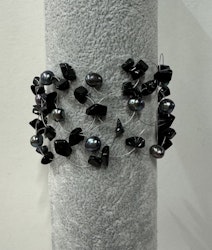 Armbånd med ferskvannsperler og skjell.