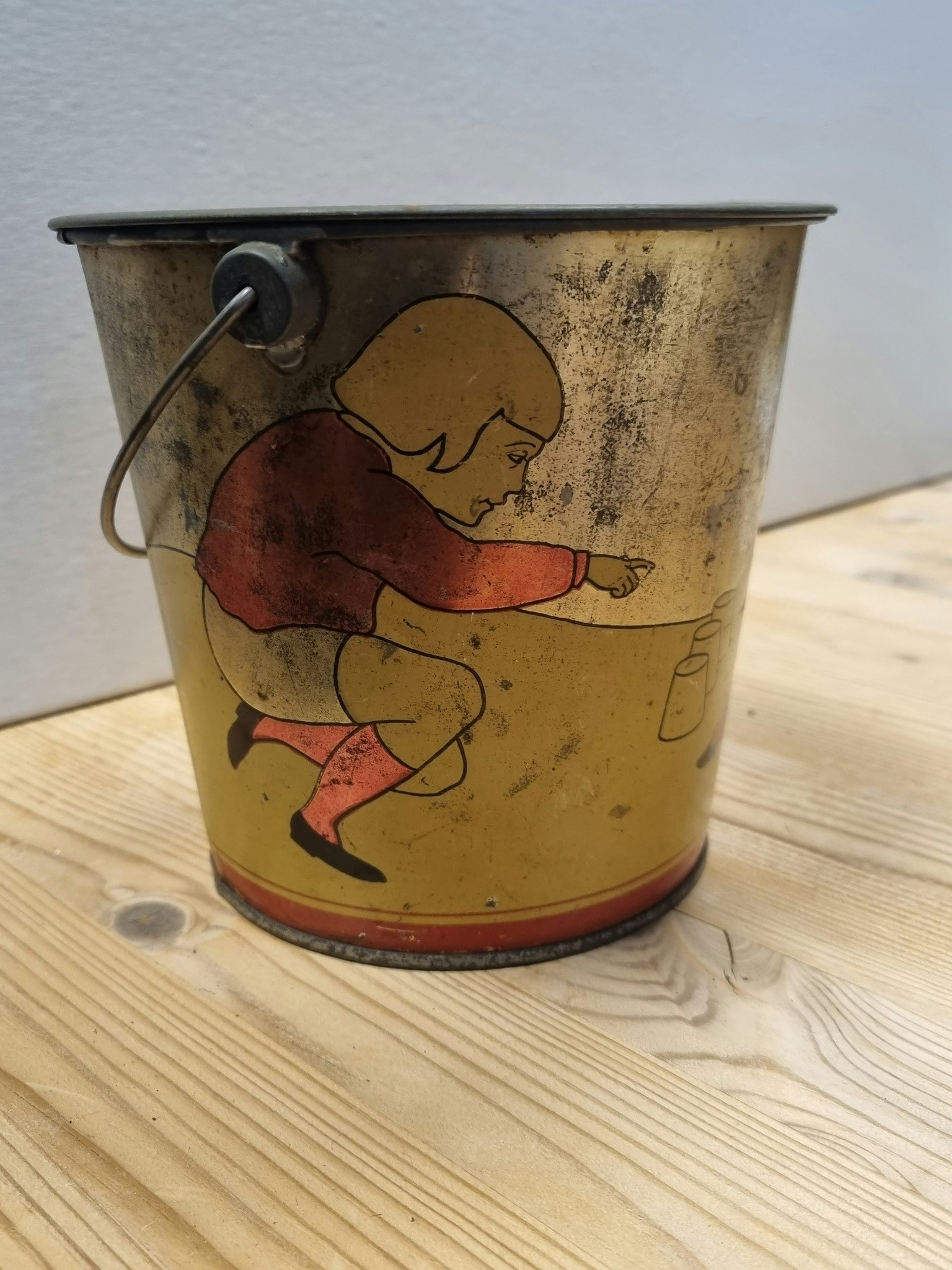 Gammelt spann med lokk og hank