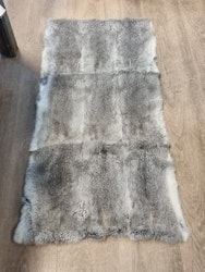 Teppe av kaninskinn
