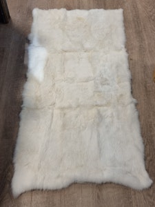 Teppe av kaninskinn