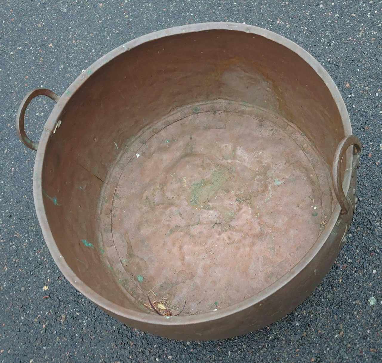 Stor antikk kobberdunk