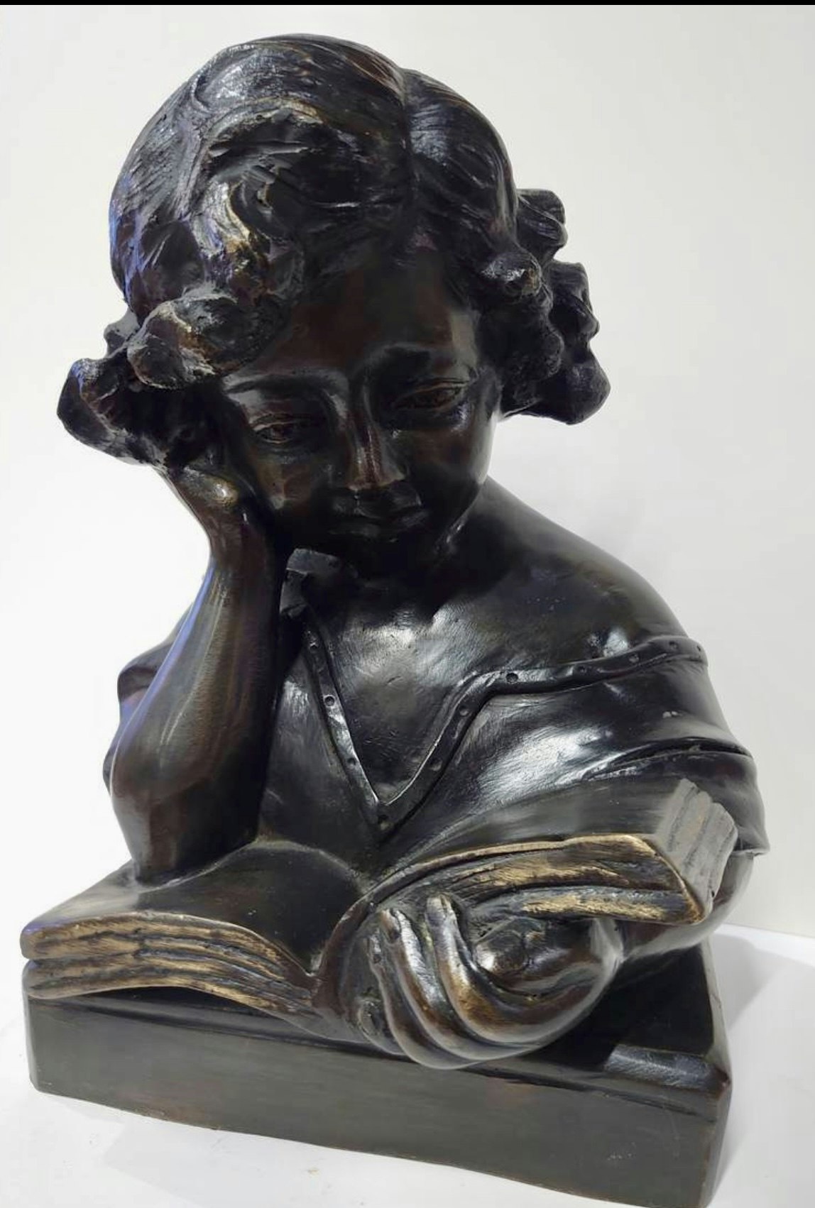 Byste i bronse «Leseren»