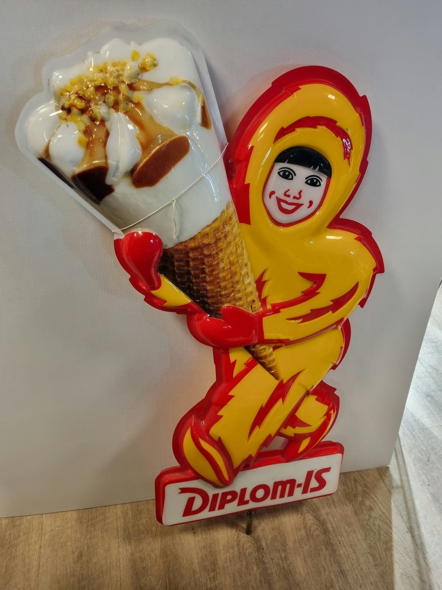 Diplom is reklamefigur  i plast