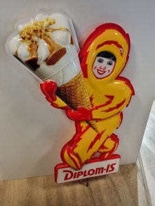 Diplom is reklamefigur  i plast