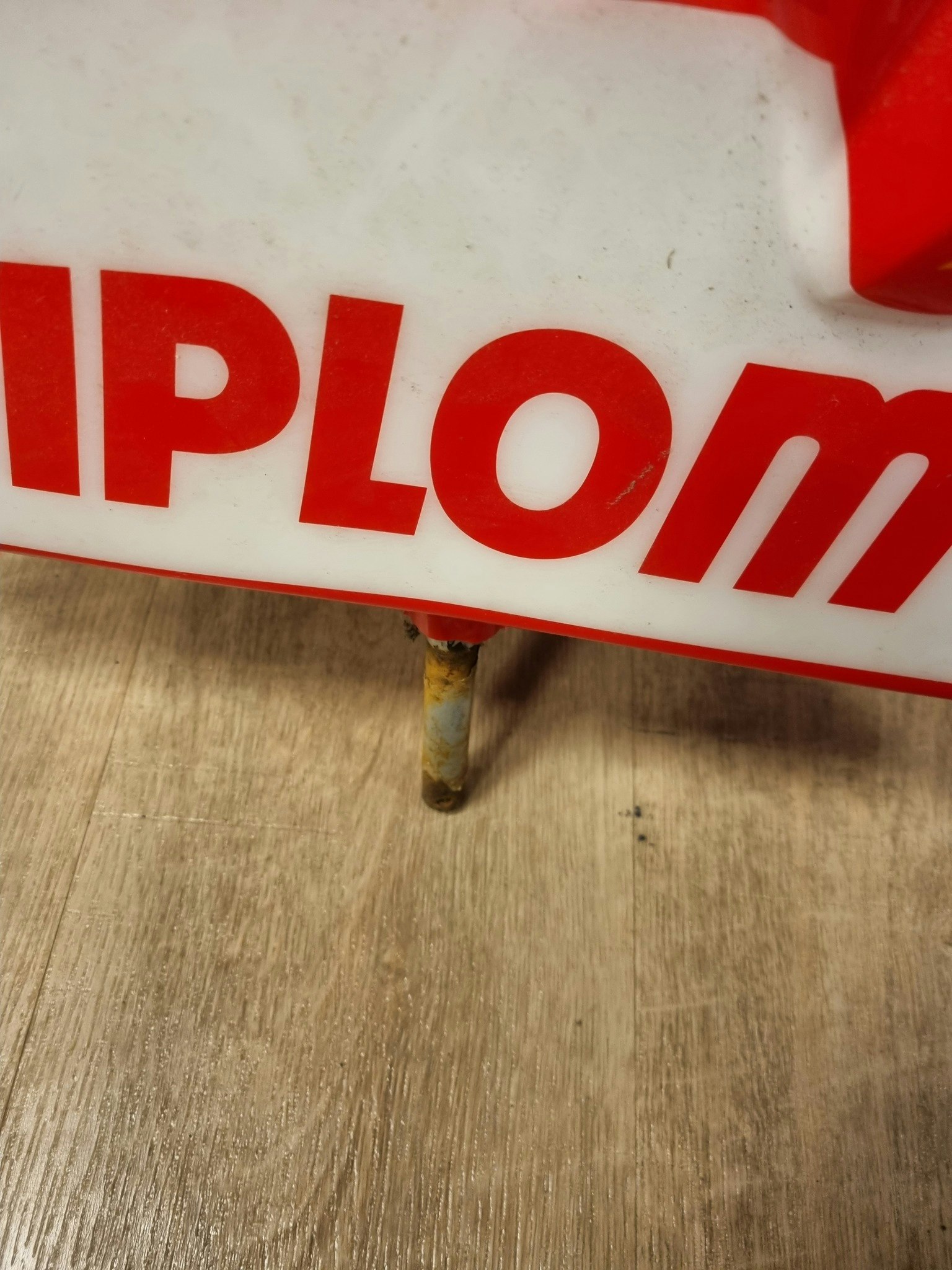 Diplom is reklamefigur  i plast