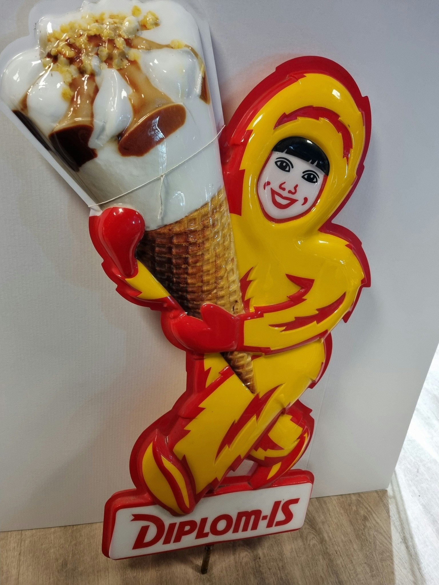 Diplom is reklamefigur  i plast