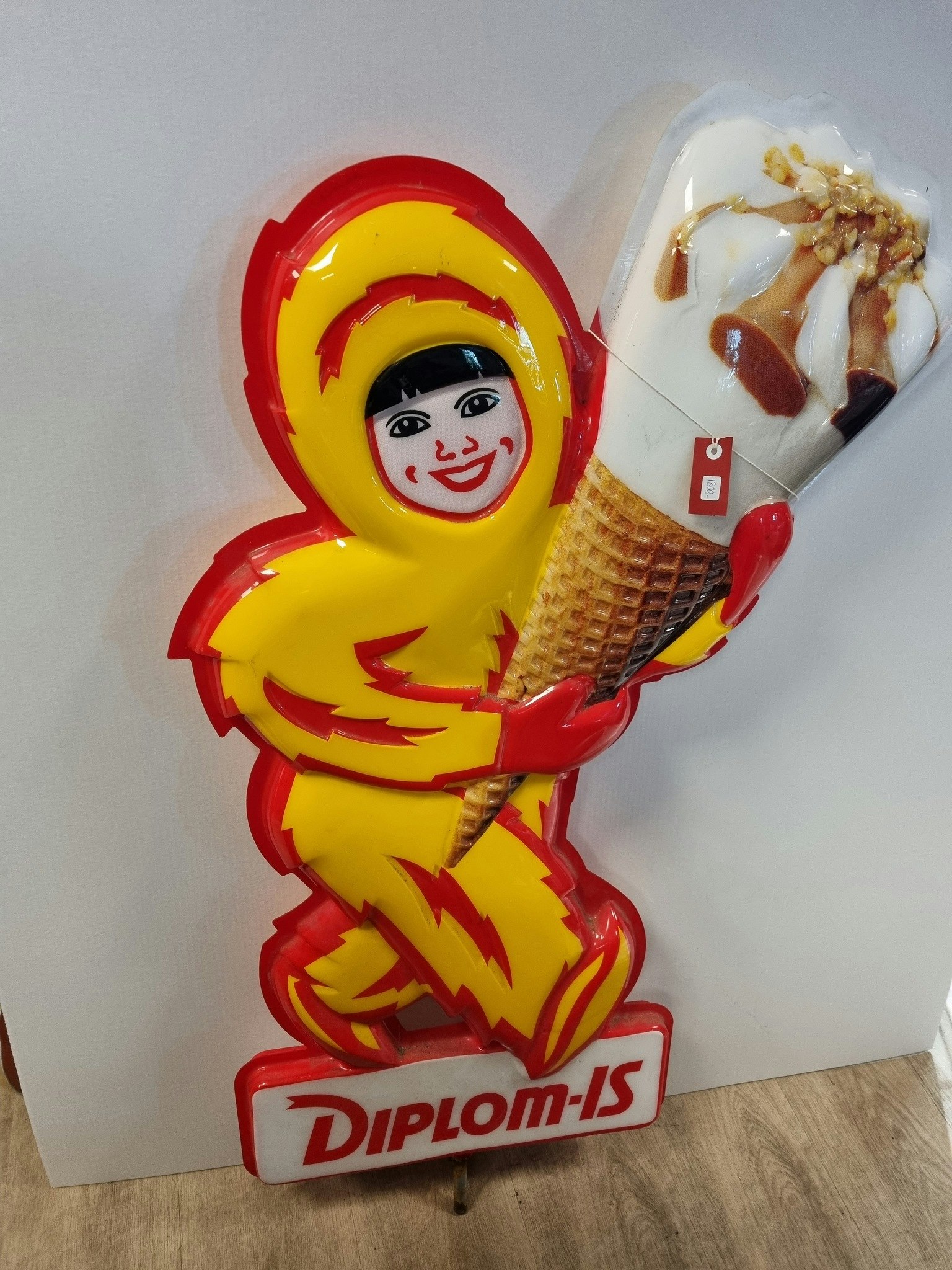 Diplom is reklamefigur  i plast
