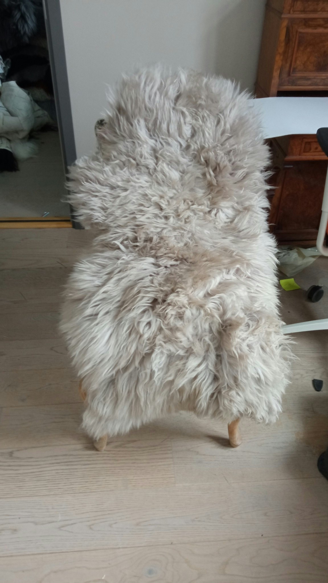 grå fargete saueskinn store