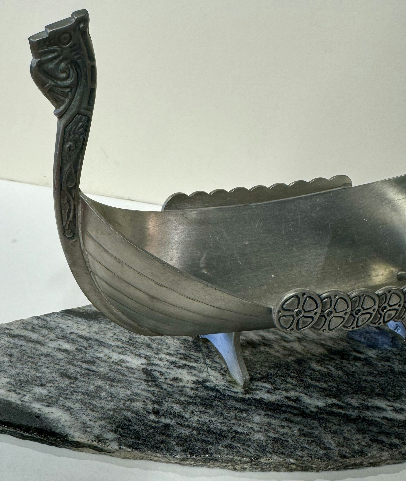 Viking  Skip i tinn på Gneis fra Askøy