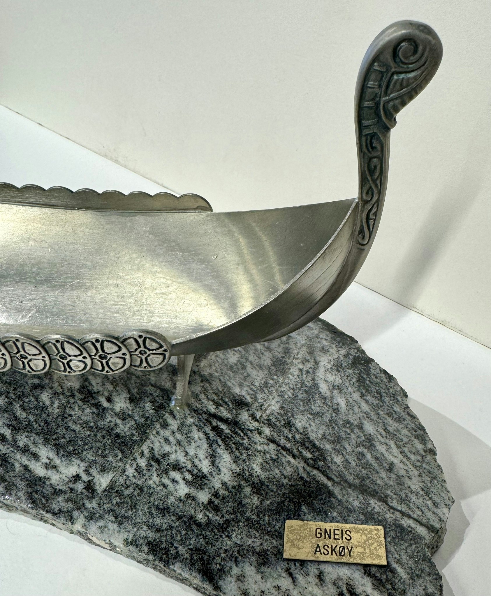 Viking  Skip i tinn på Gneis fra Askøy