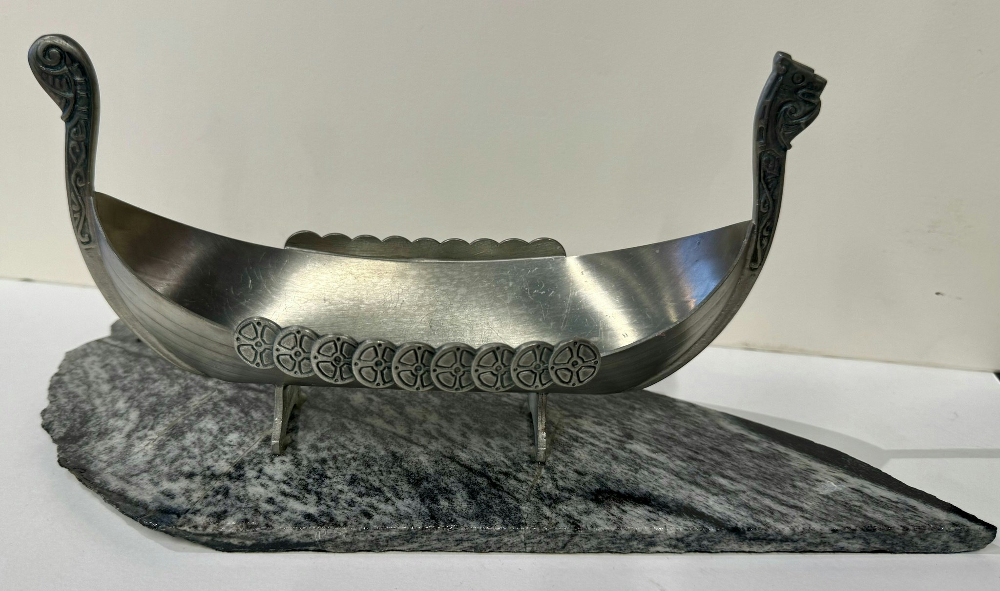 Viking  Skip i tinn på Gneis fra Askøy