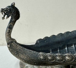 Viking skip i tinn på Anorthositt fra Bergen