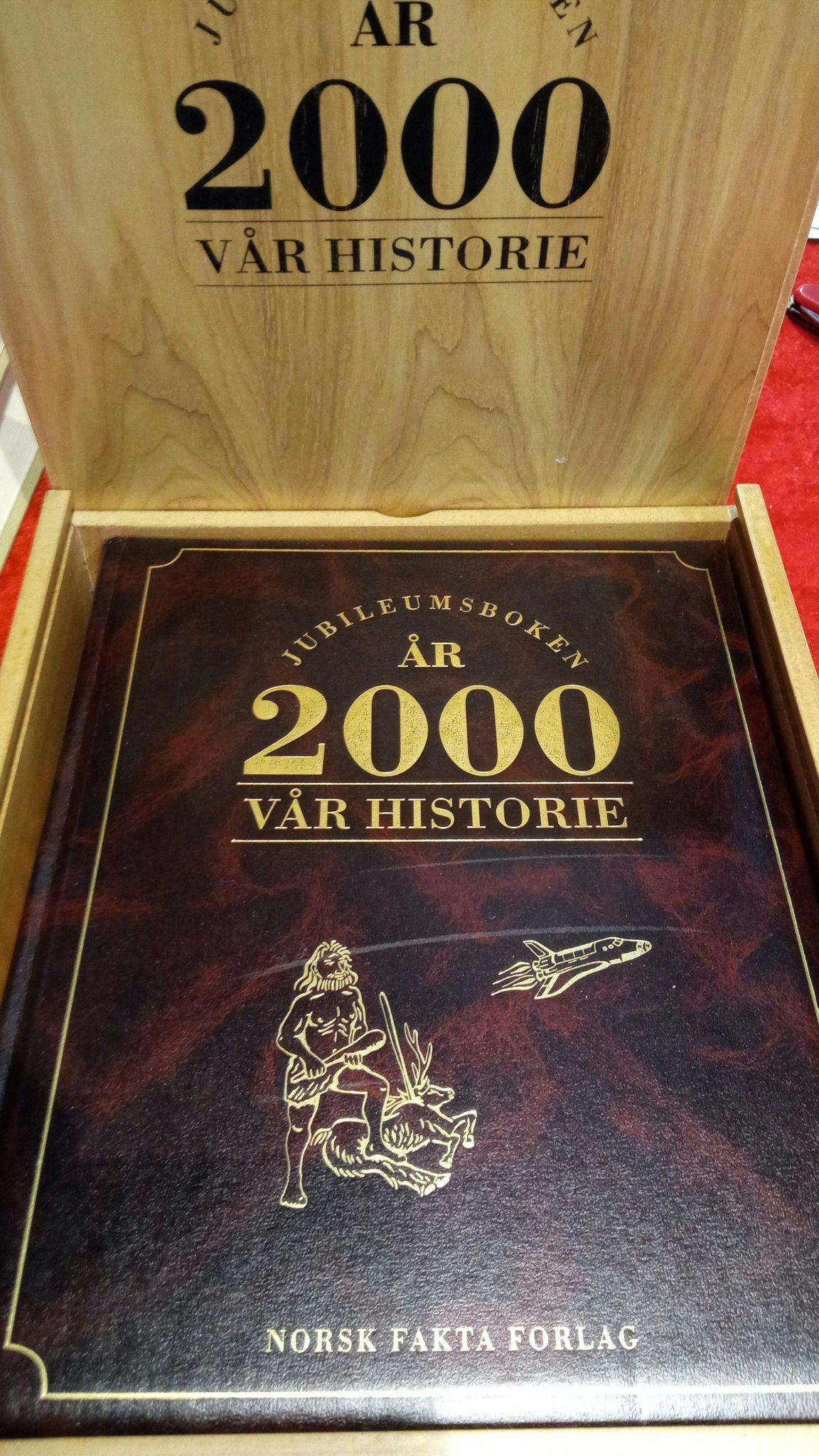 Stor bok ligger i trekasse år  2000 vår historie,