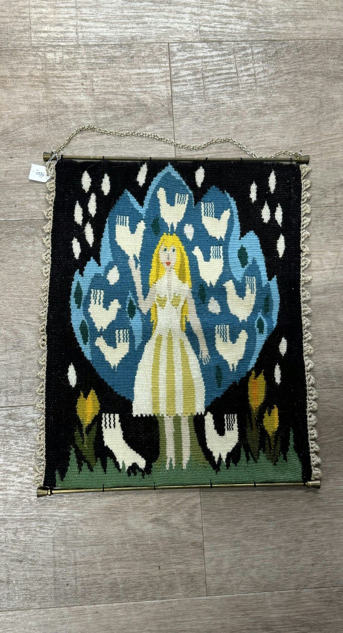 Brodert flott veggoppheng.