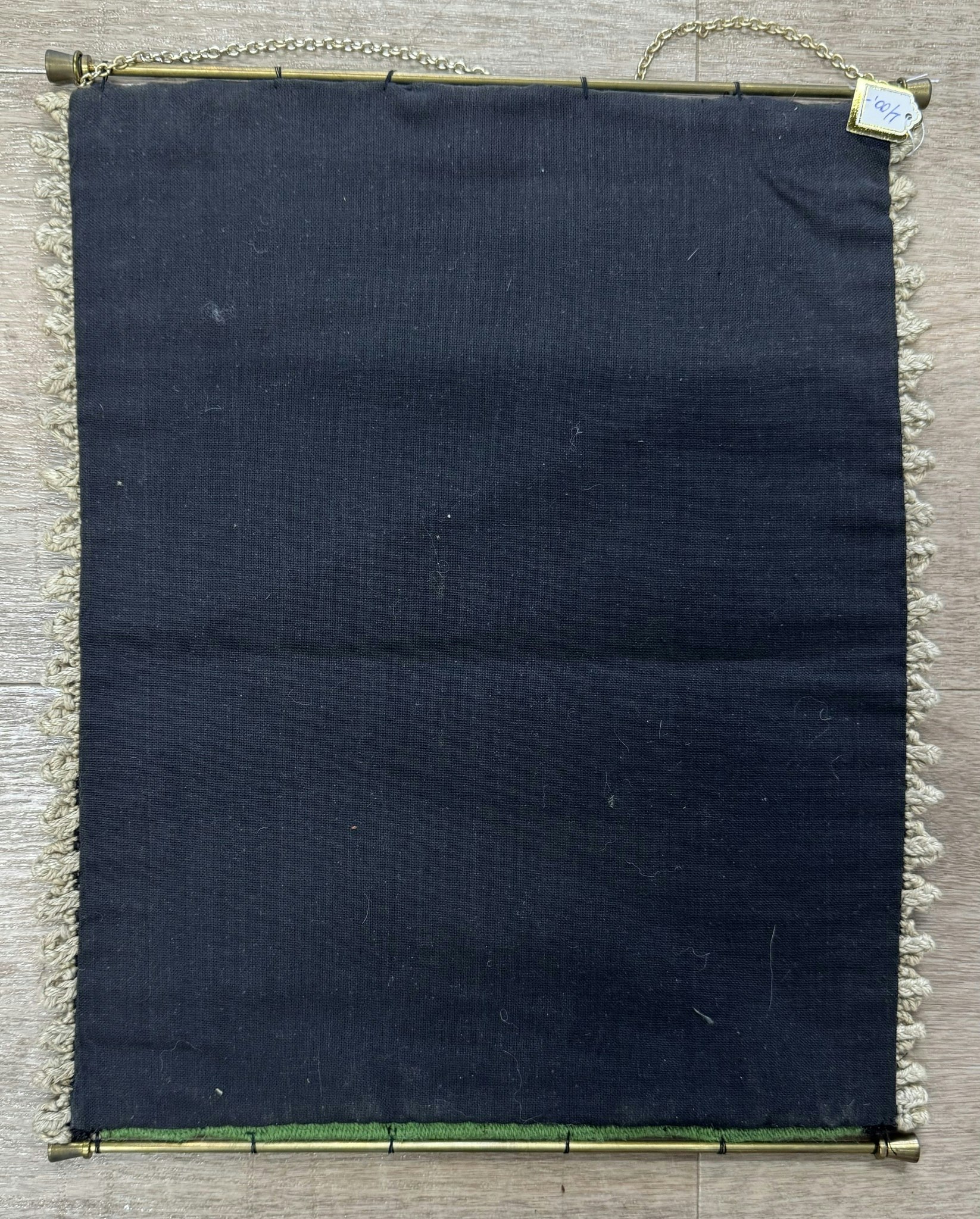 Brodert flott veggoppheng.