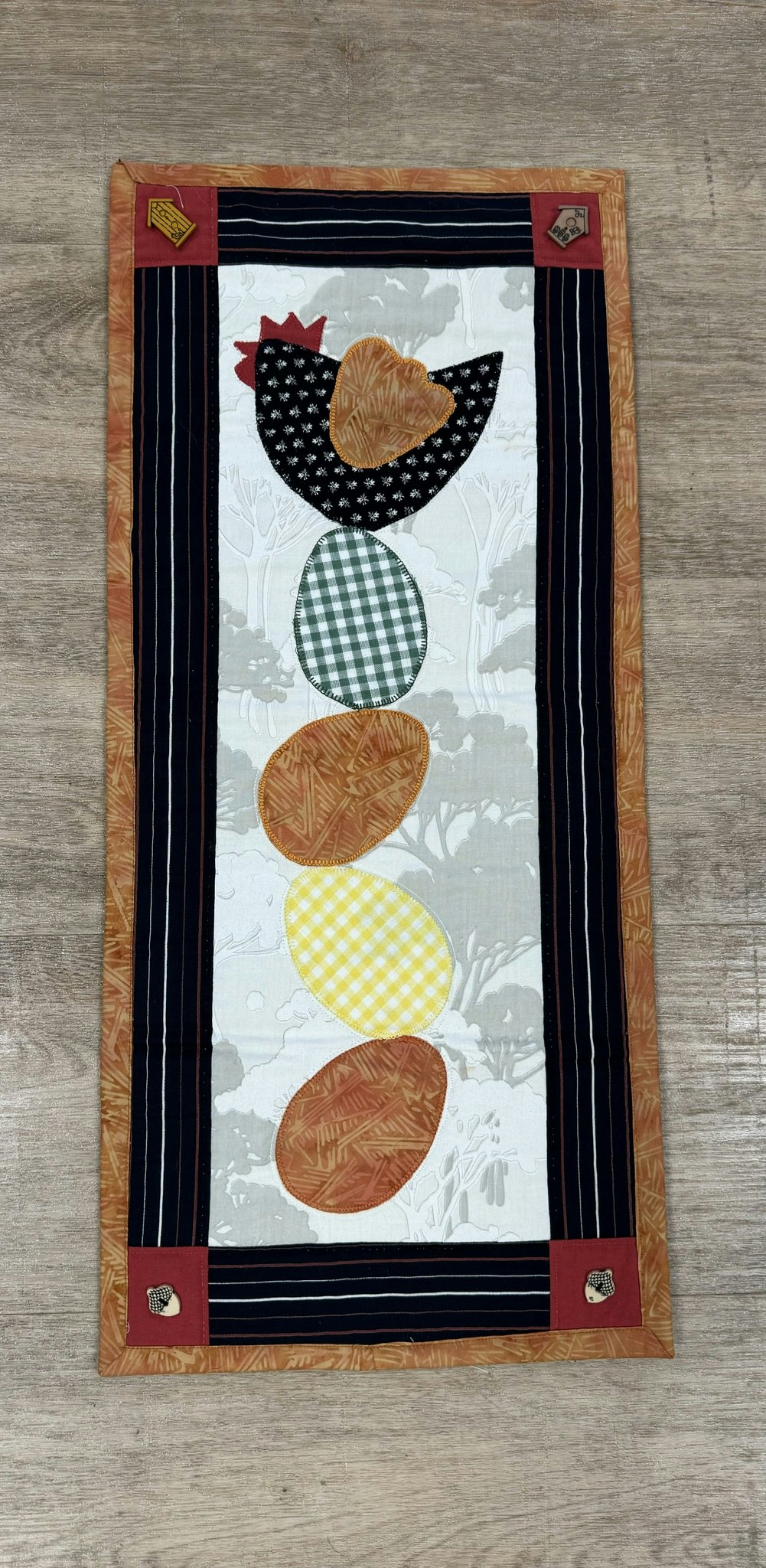 Veggbilde Høne legger egg.