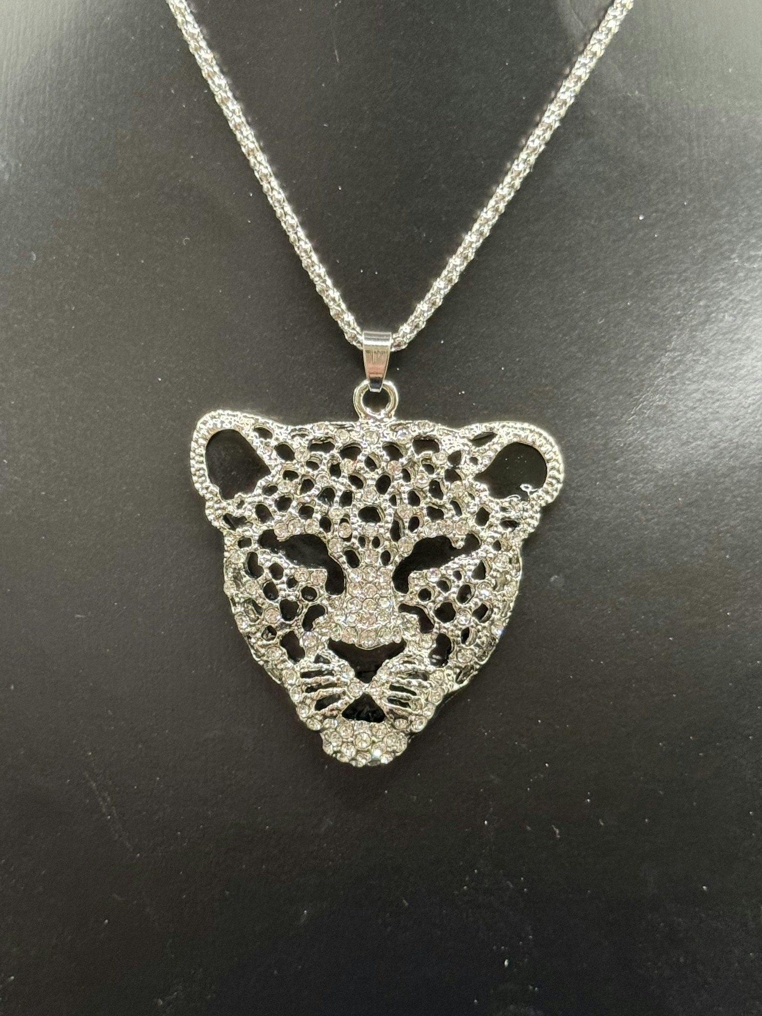 Leopard med kjede
