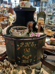Hjørneskap , rosemalt anno 1867