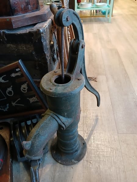 Gammel  Antikk Vannpumpe H - 68 cm