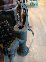 Gammel  Antikk Vannpumpe H - 68 cm