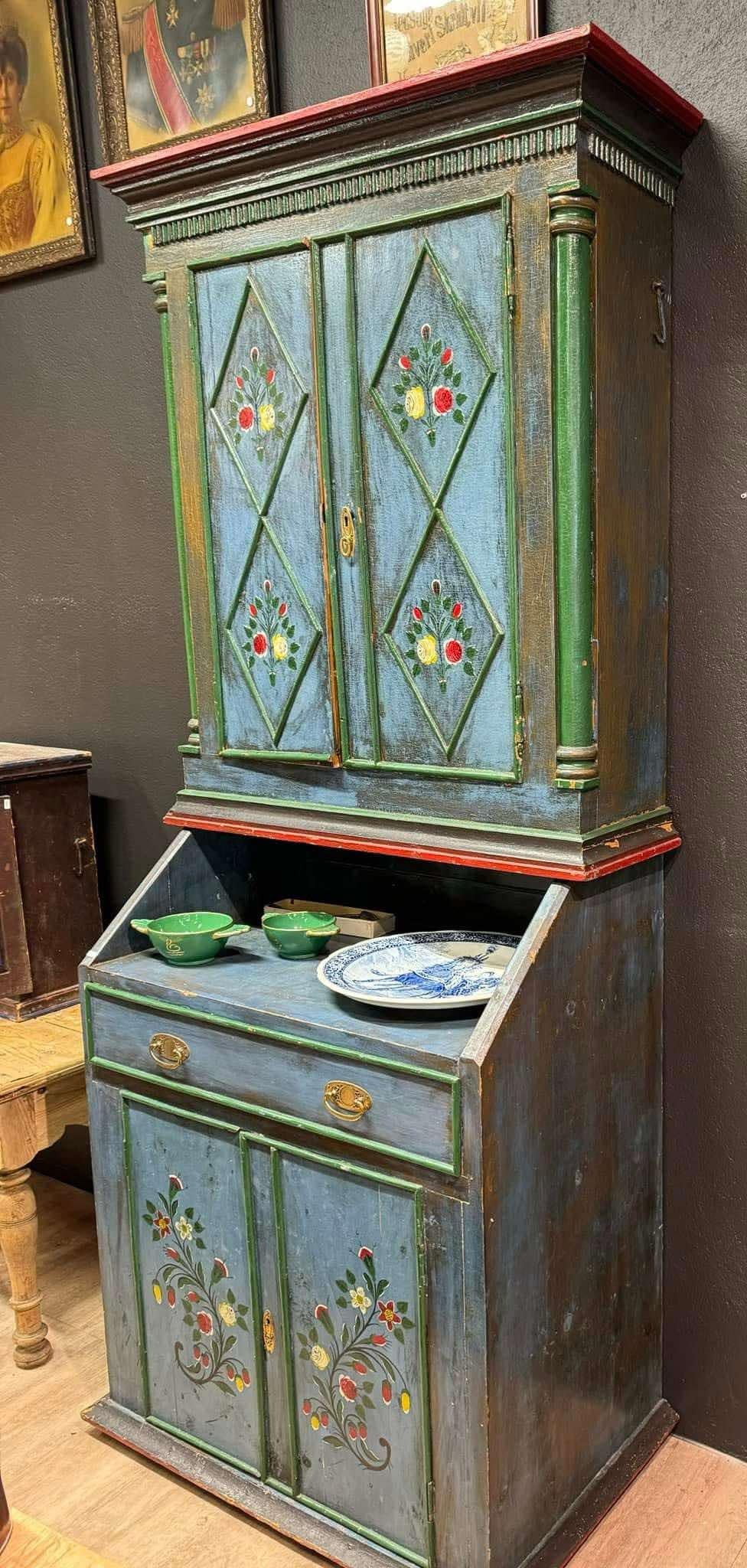 Antikk framskap med rosemaling ,