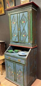 Antikk framskap med rosemaling ,
