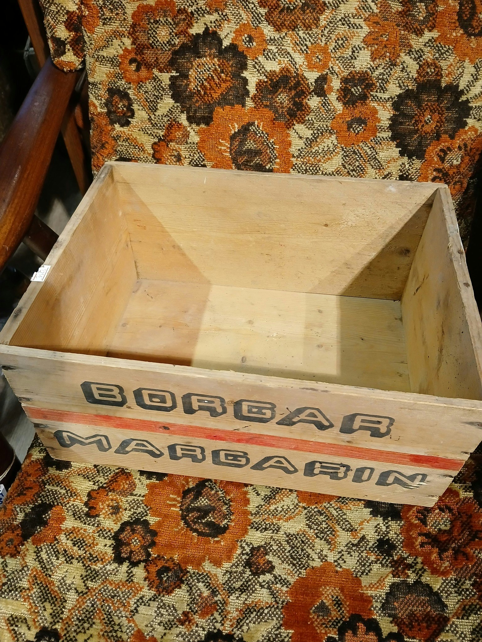 Margarin , Borgar , trekasse med reklame ,