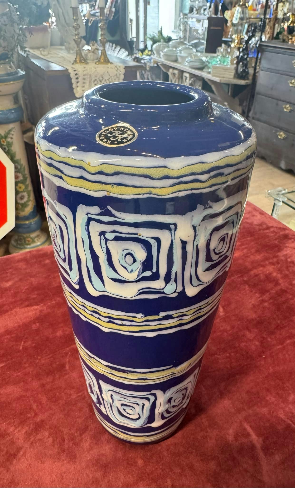 Vase fra Kråkerøy Keramikk. Høyde 26 cm.