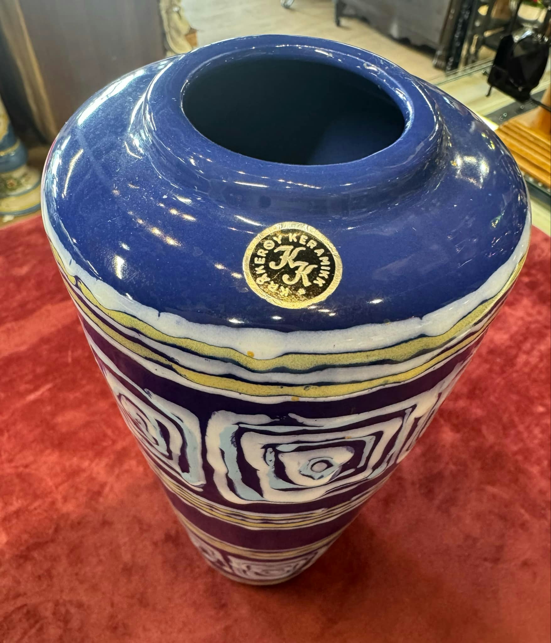 Vase fra Kråkerøy Keramikk. Høyde 26 cm.
