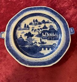 Kinesisk varmeplatte i porselen. Ø- 23,7 cm.