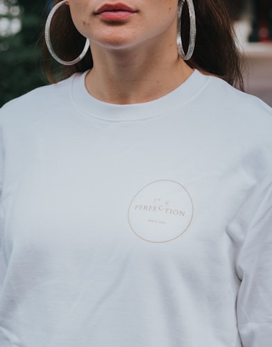 Elegant white sweatshirt