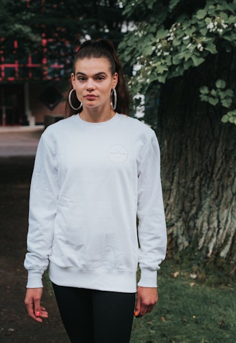 Elegant white sweatshirt
