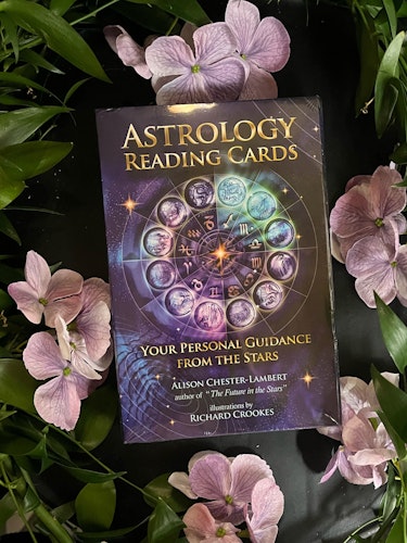 Astrologi reading cards