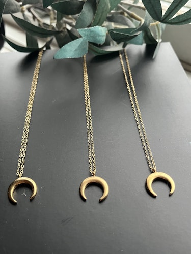 Halsband måne rostfritt stål guldpläterat