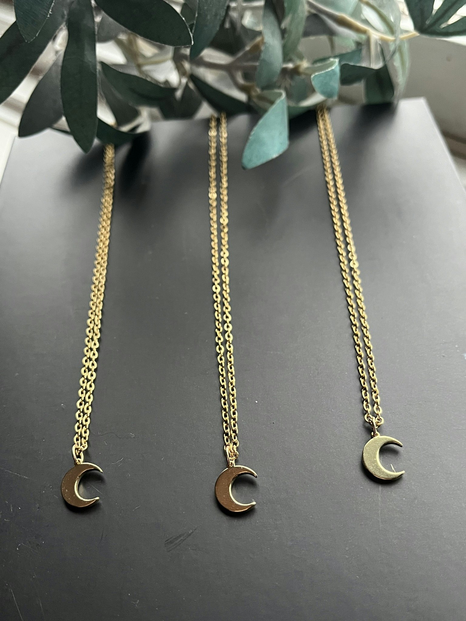 Halsband mini måne rostfritt stål guldpläterat