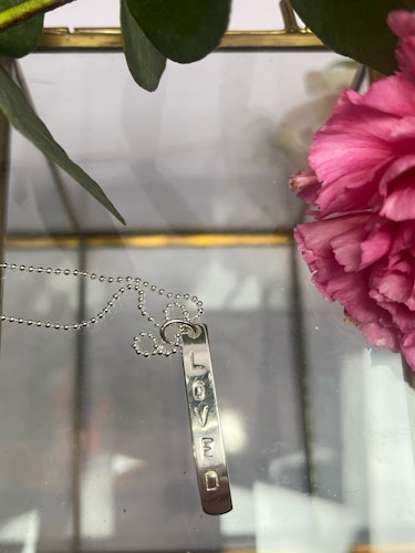 silver halsband handgjord text ”I AM LOVED