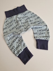 Baggybyxor veckodagar storlek 62/68