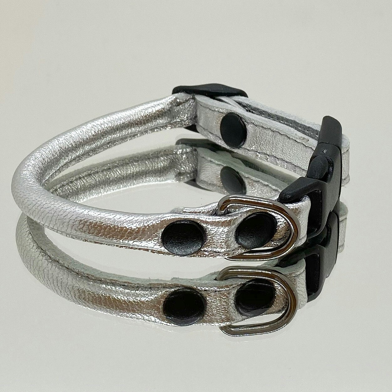 Del Mar Round Stitched Leather Collar Metallic Silver