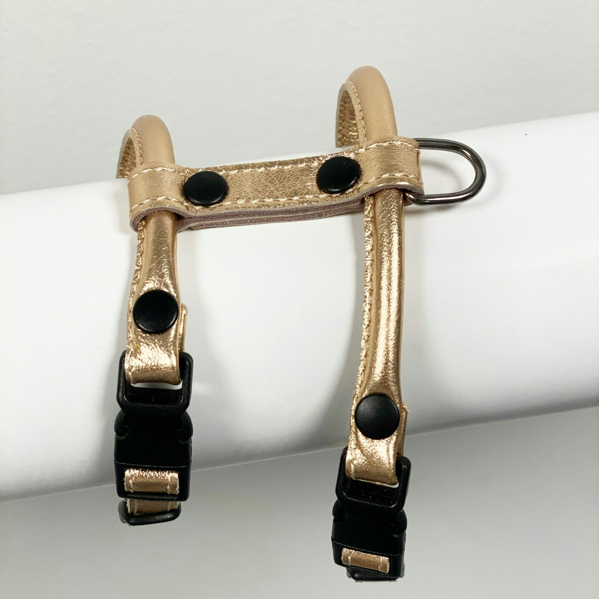 Del Mar Round Stitched Leather Harness Metallic Gold
