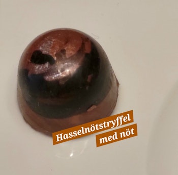 Hasselnötter, grädde, glukos, smör. OBS INNEHÅLLER HASSELNÖTTER, kan innehålla spår av gluten.