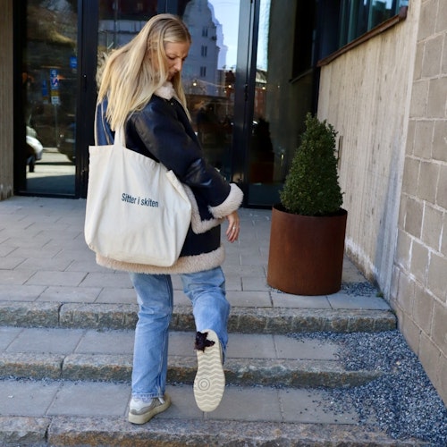 Tote bag – Sitter i skiten