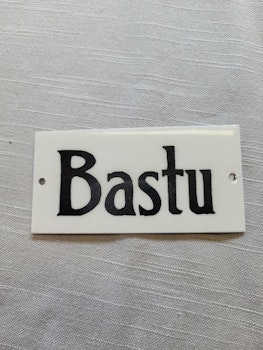 Skylt Bastu.